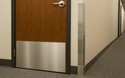 Pourquoi choisir des plaques de protection en aluminium pour les établissements ERP ?